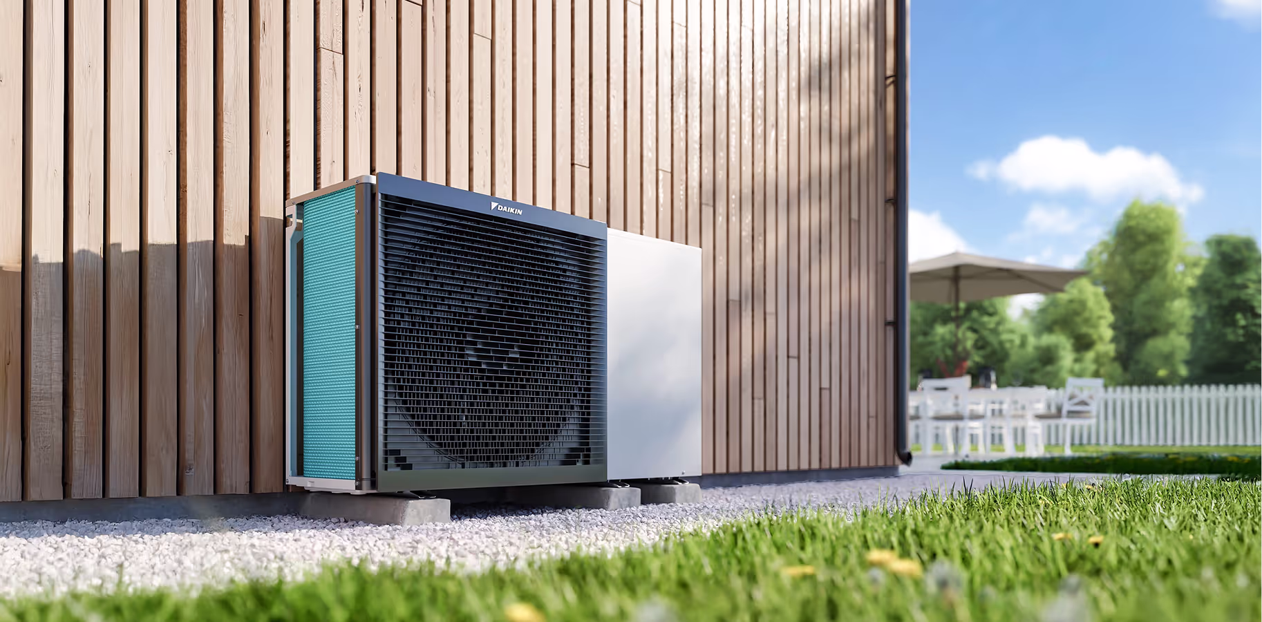 Een warmtepomp buitendeel in een mooie tuin met groen gras.