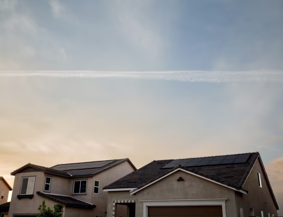 Zonnepanelen op een voorstedelijk dak.