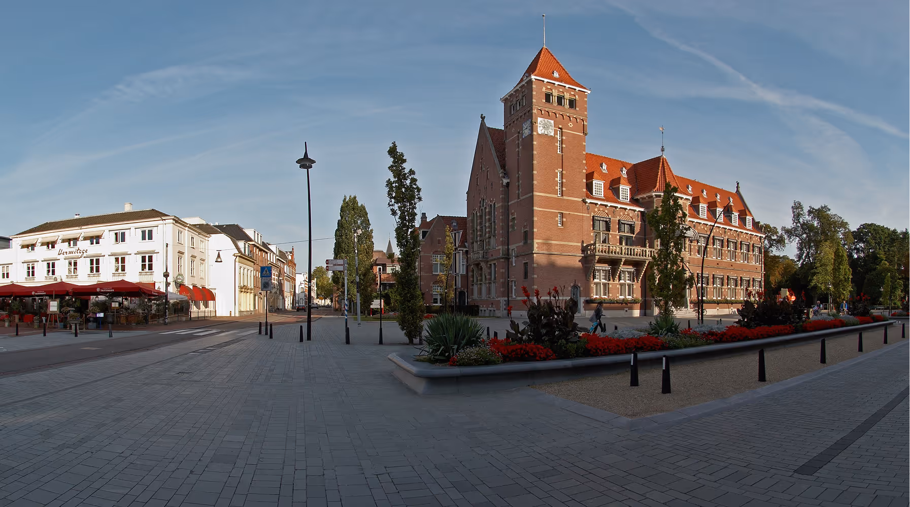 Plein met historisch gebouw, bloemenperk en horeca in het centrum van Zeist.