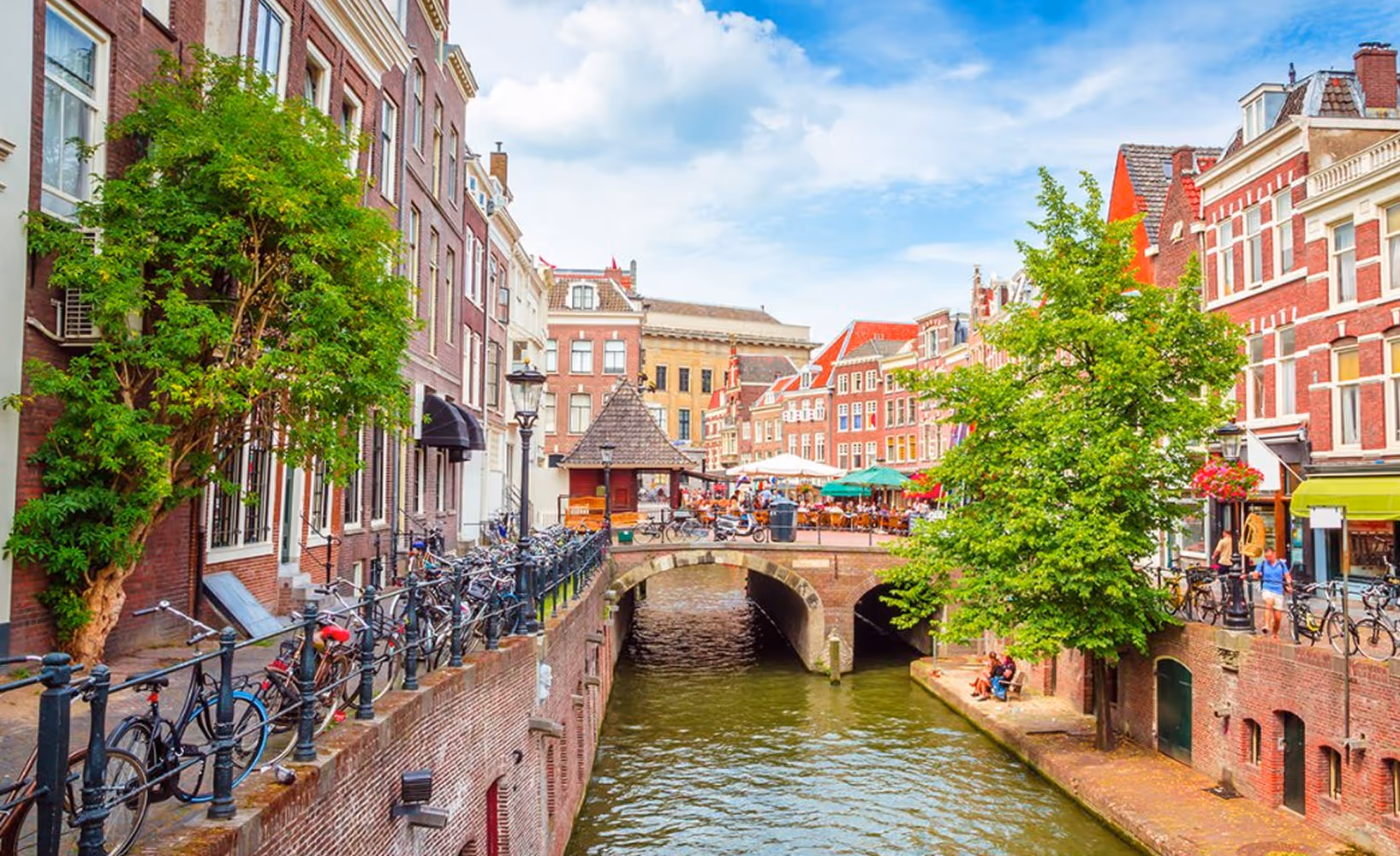 Utrechtse gracht met brug, fietsen en historische panden in de binnenstad.
