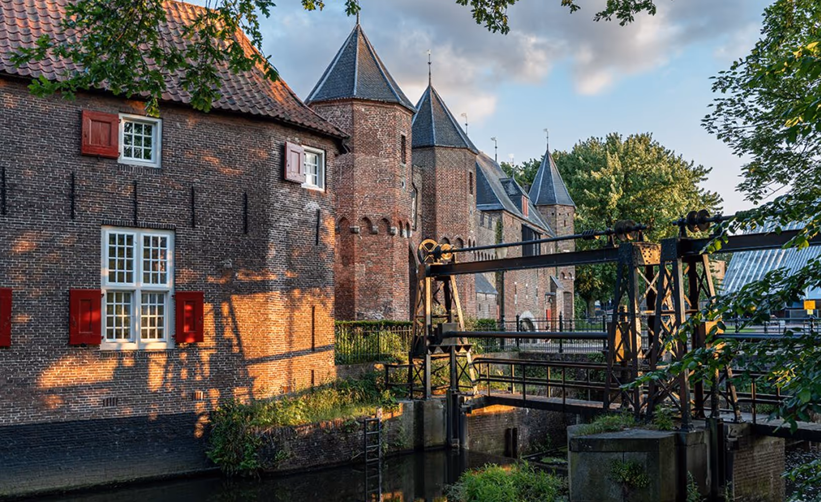 Historische stadspoort en oude brug over een gracht bij de Koppelpoort in Amersfoort.