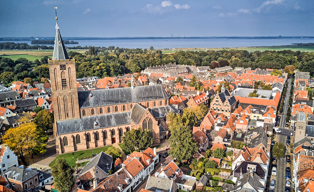 Luchtfoto van de Grote Kerk en historische binnenstad van Naarden-Vesting.