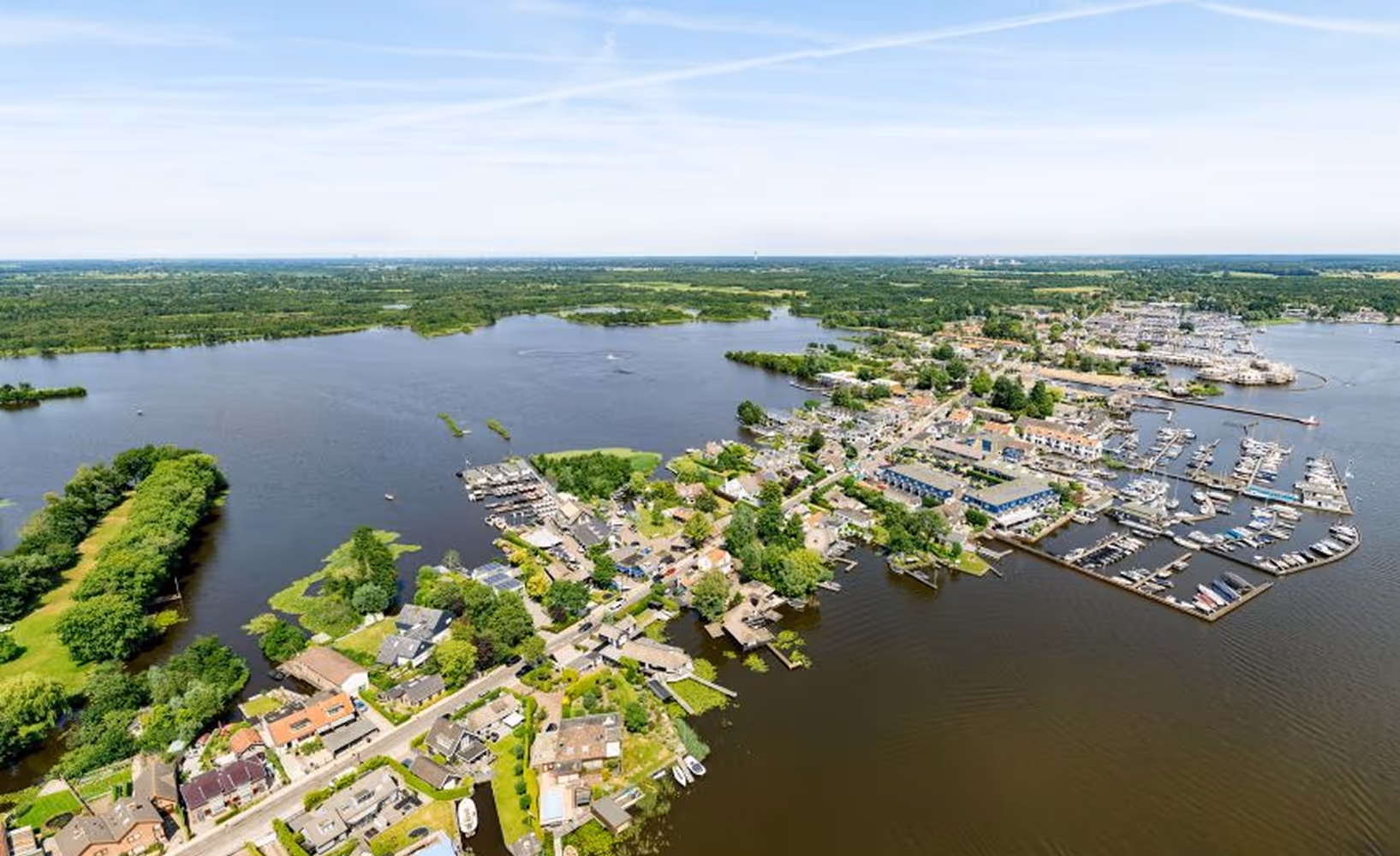 Luchtfoto van Loosdrecht met meren, jachthaven en groene eilanden.