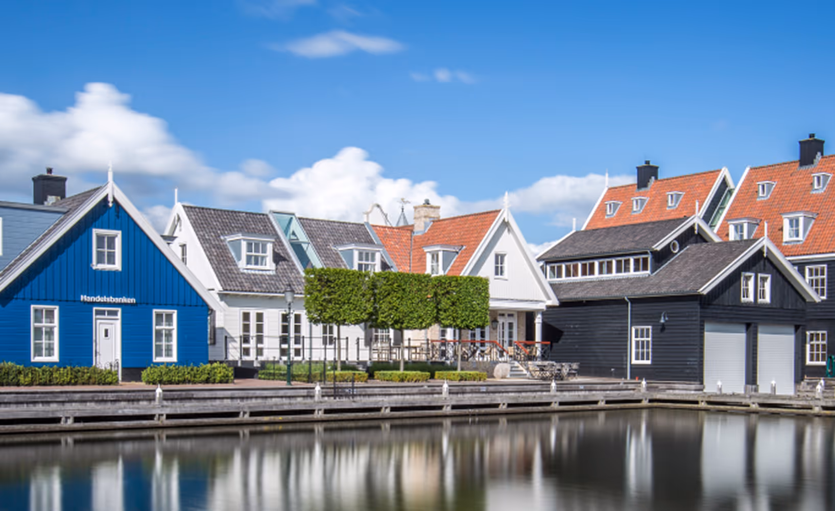 Moderne en kleurrijke huizen aan het water in de haven van Huizen.