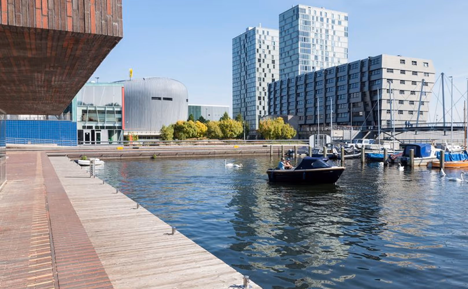 Moderne havenomgeving met appartementen, boten en waterkant in Almere.