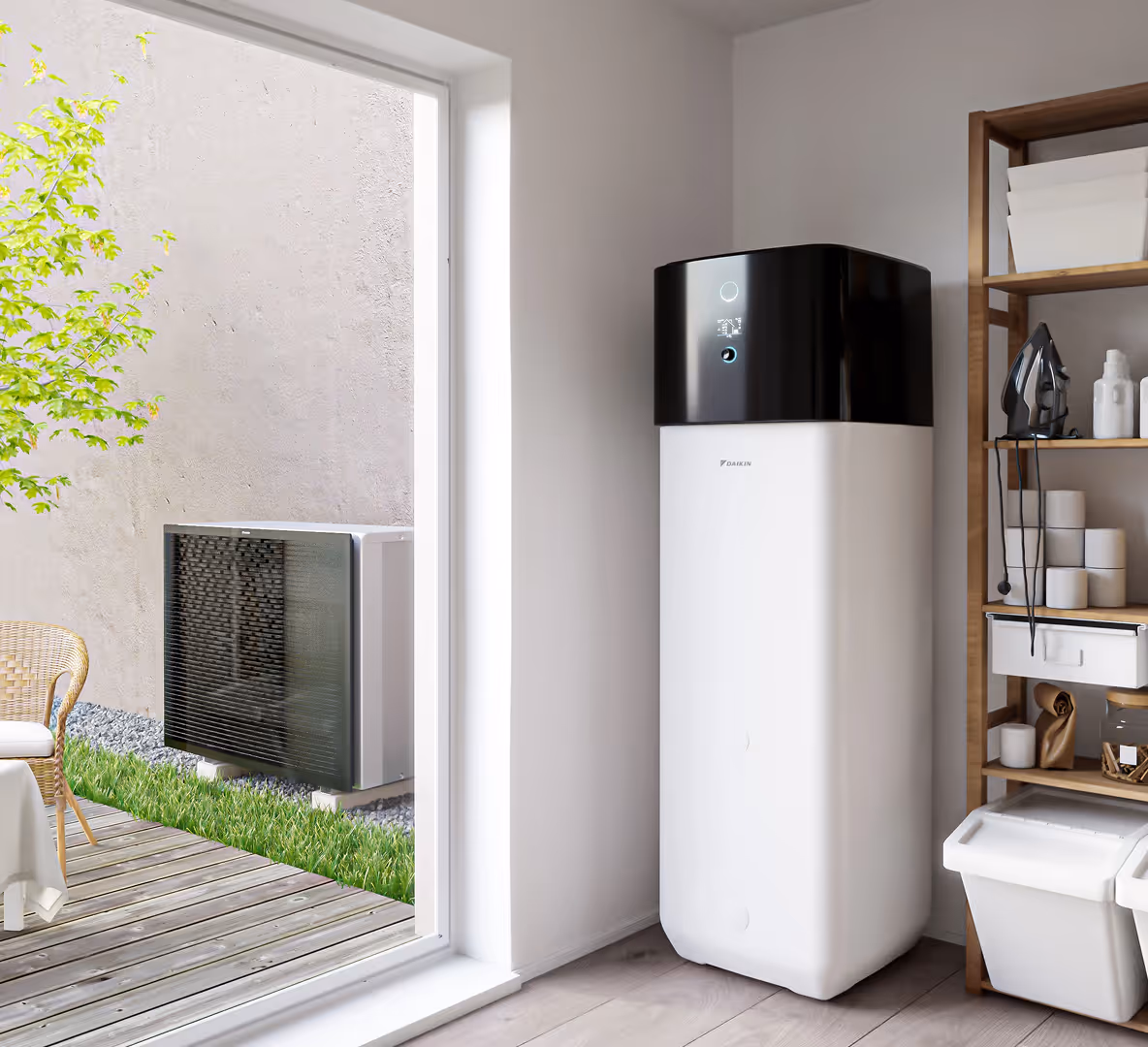 Moderne warmtepompinstallatie binnenshuis met buitenunit zichtbaar naast de woning.