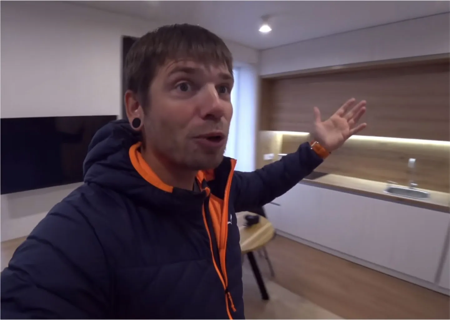 Сашко Ляпота показує та розповідає, як він обрав проект від 450 GROUP.