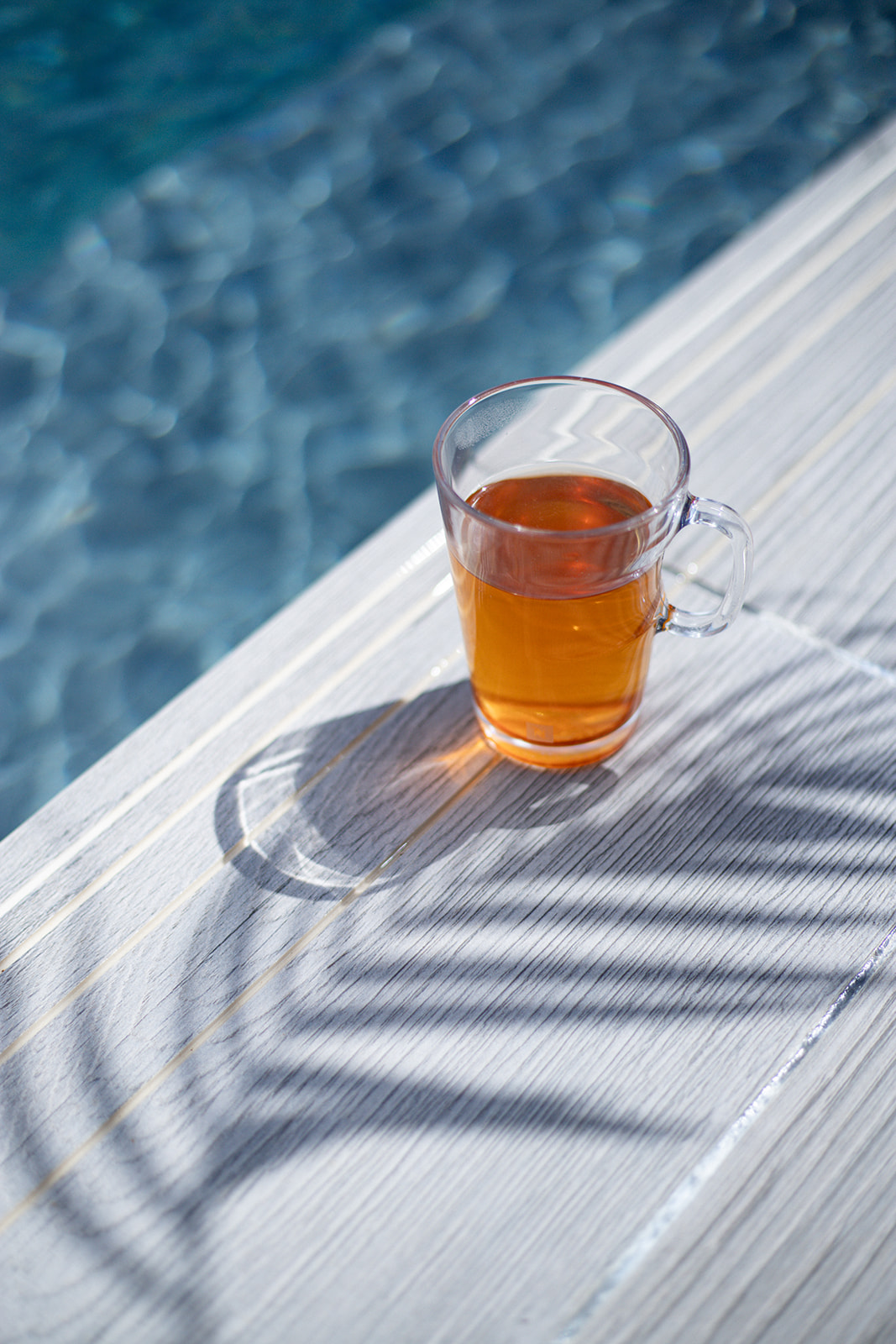 Tasse d'infusion Cacaothé au bord d'une piscine
