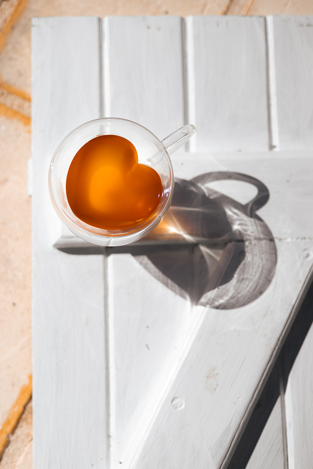 Tasse en forme de cœur remplie d'infusion Cacaothé au soleil