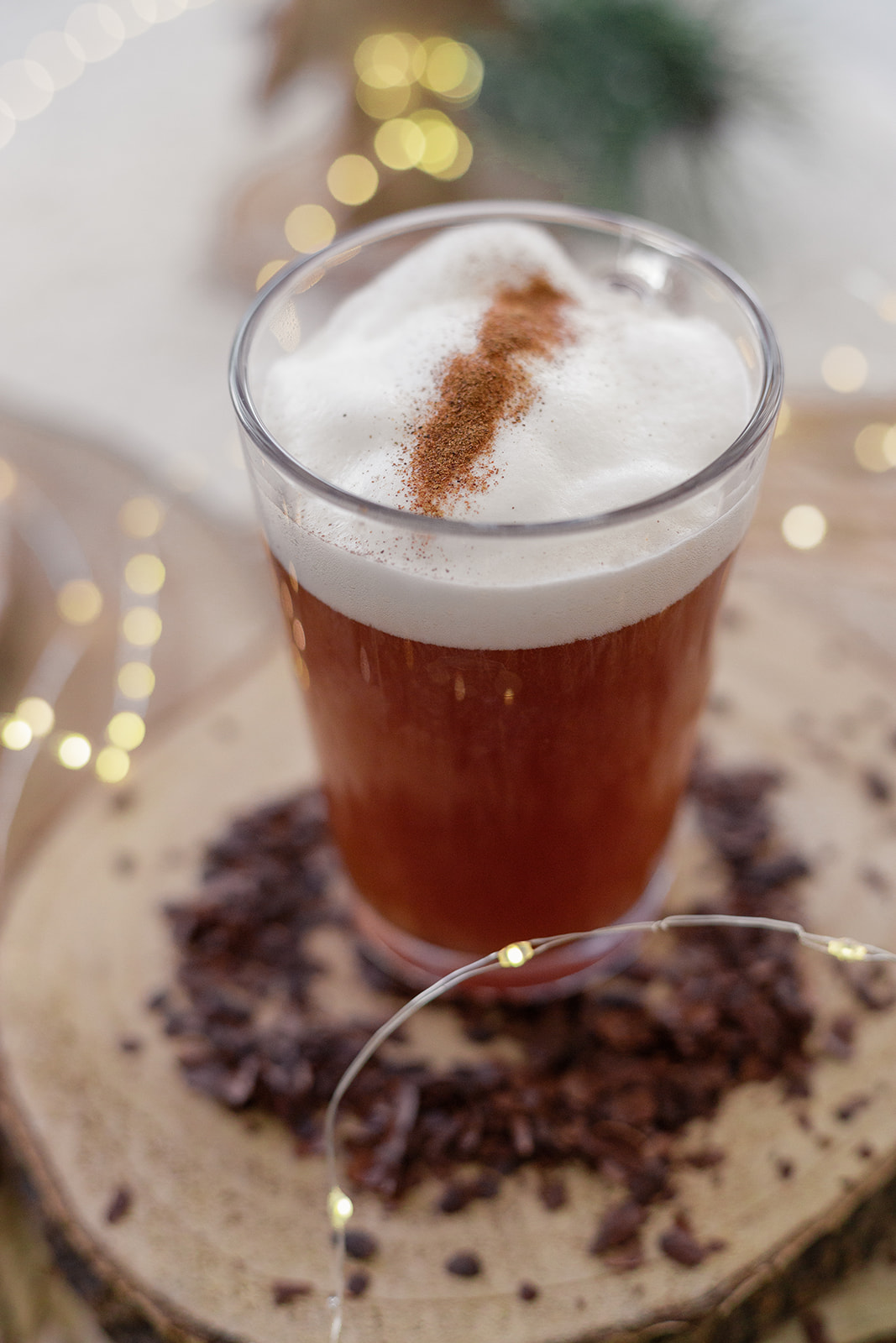 Latte de Noël à l’infusion de cacao avec mousse de lait et cannelle
