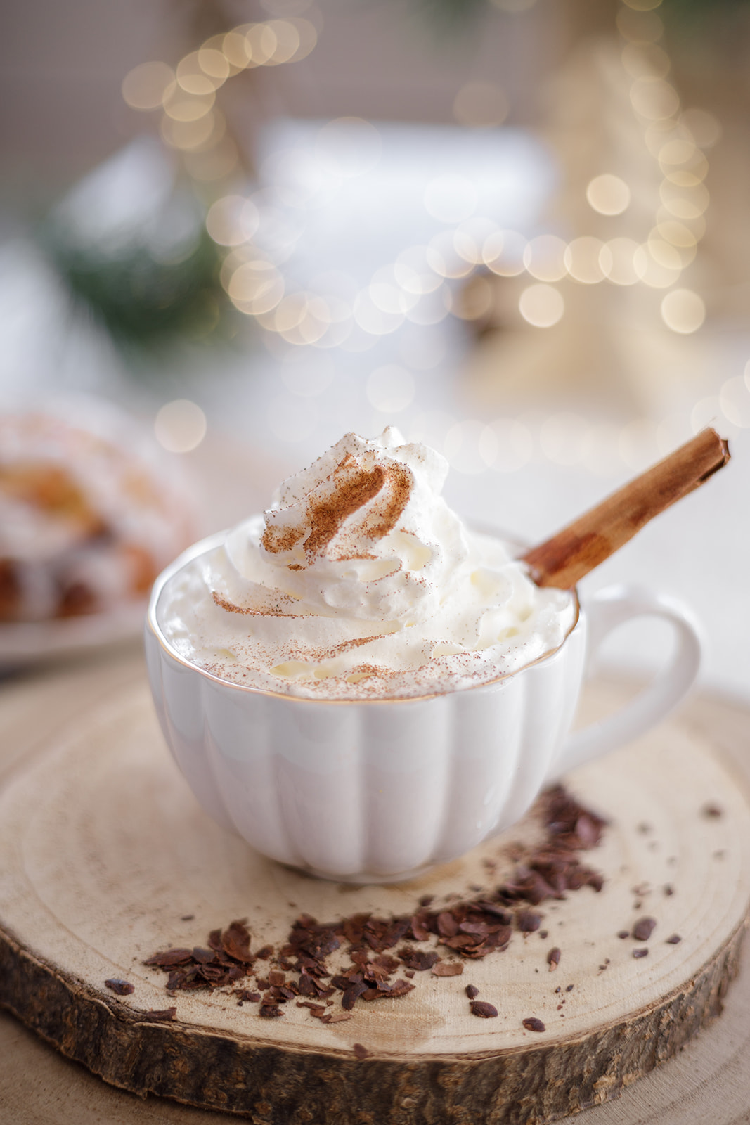 Tasse de cacao viennois avec chantilly et bâton de cannelle
