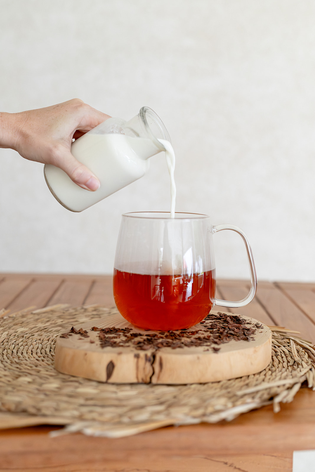 Lait versé dans une tasse d’infusion Cacaothé