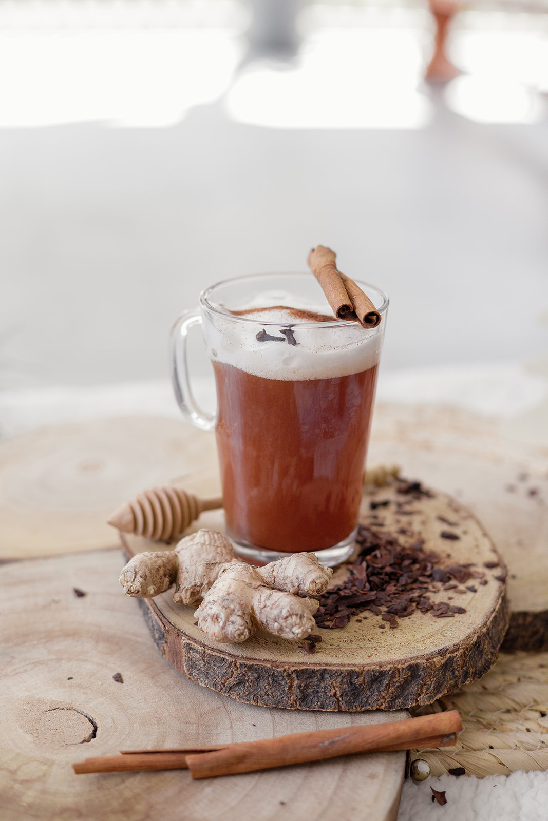 Chai de cacao mousseux avec gingembre frais et bâton de cannelle
