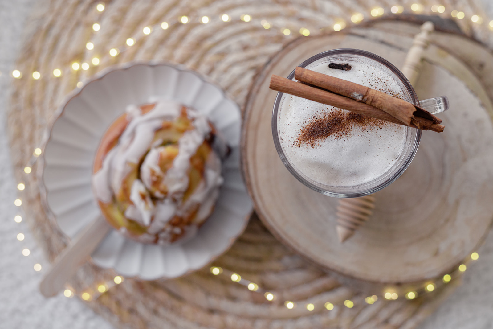 Latte vanillé à la cannelle servi avec une brioche glaçée