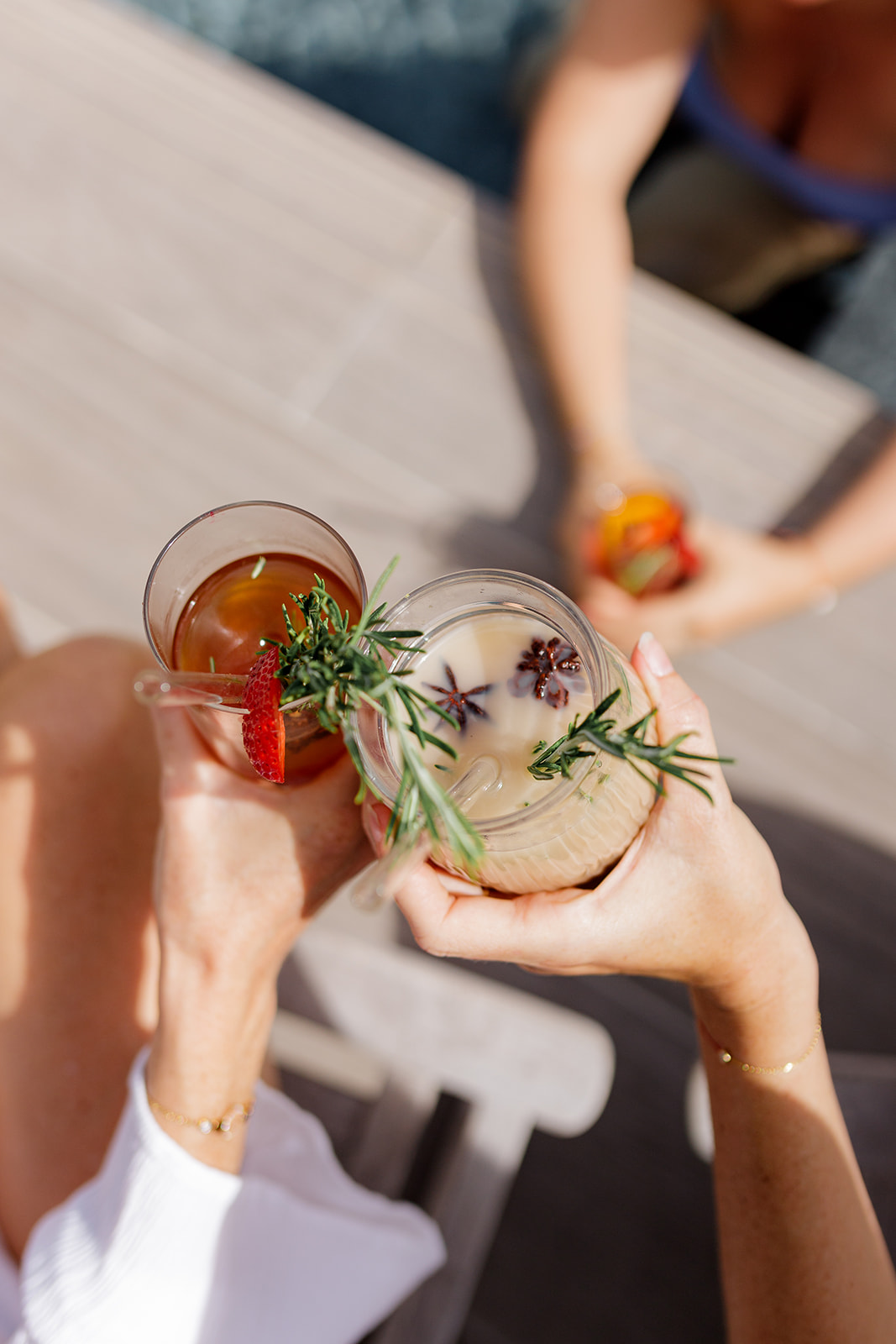 Deux verres d’infusion Cacaothé glacée, dont une version au lait de coco et à la badiane