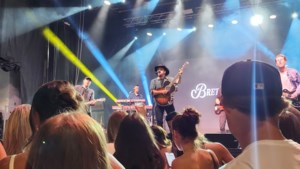 Alberta duo brings country music charm in Saskatoon block party