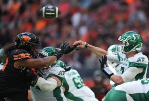 Harris throws for three touchdowns, Saskatchewan Roughriders dump B.C. Lions 33-27