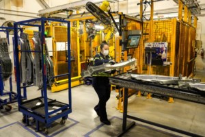 In the news today: Auto industry braces for tariffs, Ottawa to recognize Palestine