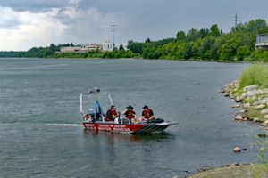 Saskatoon water rescue unit retrieves person from under Railway Bridge
