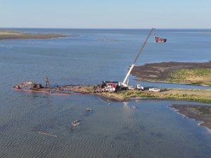 Excavator-turned-landmark stuck in Saskatchewan lake removed 11 years later