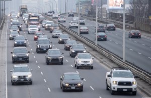 Toronto traffic, transit congestion likely to worsen with in-office mandates: experts