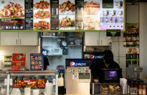 Restaurants struggle as more Canadians look for value, dine out less: report