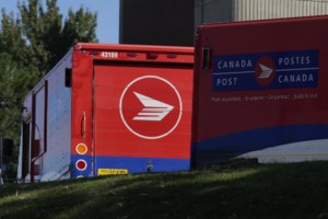 Striking Canada Post union urges Ottawa to walk back sweeping mandate changes