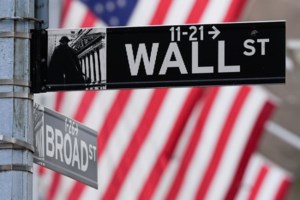 US stocks climb following profit reports from banks and tech