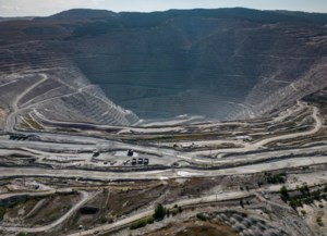 Teck Resources reports Q3 profit compared with loss a year ago, revenue up