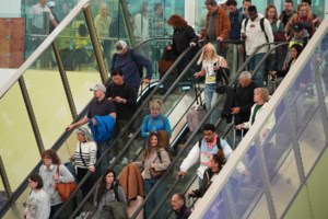 US airlines cancel 1,000 flights while complying with shutdown order