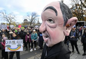 Doctors gather to protest physician payment bill at Bell Centre