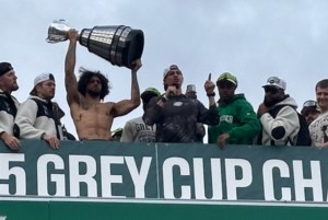 Riders arrive in Regina with the Grey Cup