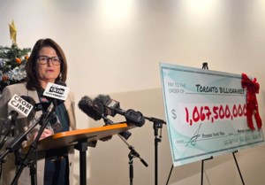 Beck slams Sask. government over debt, presents mock $1B cheque