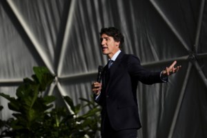 Justin Trudeau, Katy Perry make appearance at World Economic Forum