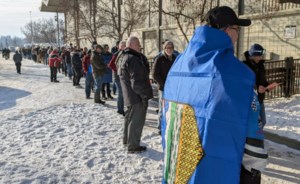 Hundreds line up in Calgary to sign petition to urge vote on Alberta quitting Canada