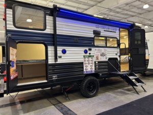 Camper Cruise-aders check out indoor RV show in Saskatoon