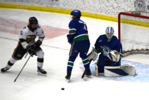 Estevan Bears score eight to even series with Swift Current