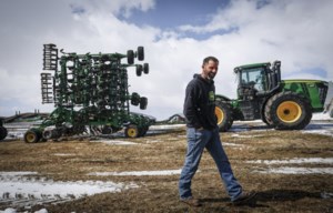 ‘I live in Vegas’: Canadian ag producers take gamble with high fuel, fertilizer costs