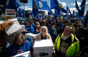 ‘First step’: Alberta separatists deliver referendum petition, tout 300K signatures