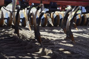Wet weather forces Saskatchewan producers to shift seeding plans