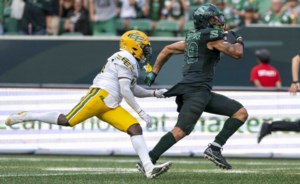 Edmonton Elks hit final-play field goal to take win over Saskatchewan Roughriders in offensive shootout