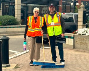 Kin convention volunteers lend a 'Helping Hand' in downtown Moose Jaw