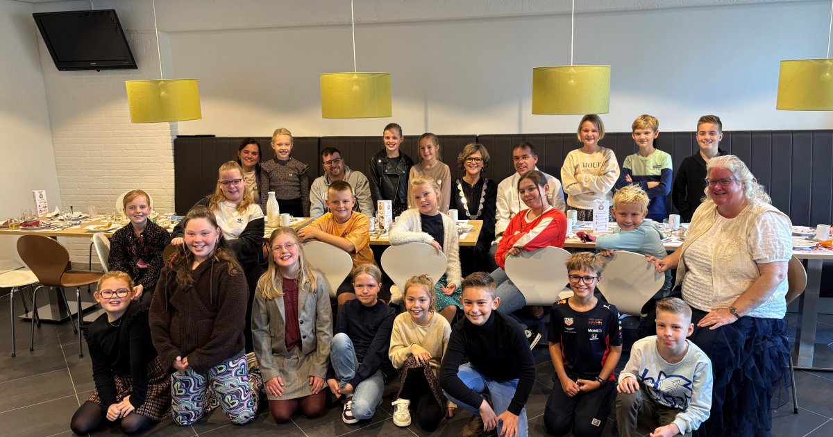 Burgemeester Ada Grootenboer-Dubbelman en leerlingen van School met de Bijbel ‘Koningin Beatrix’ uit