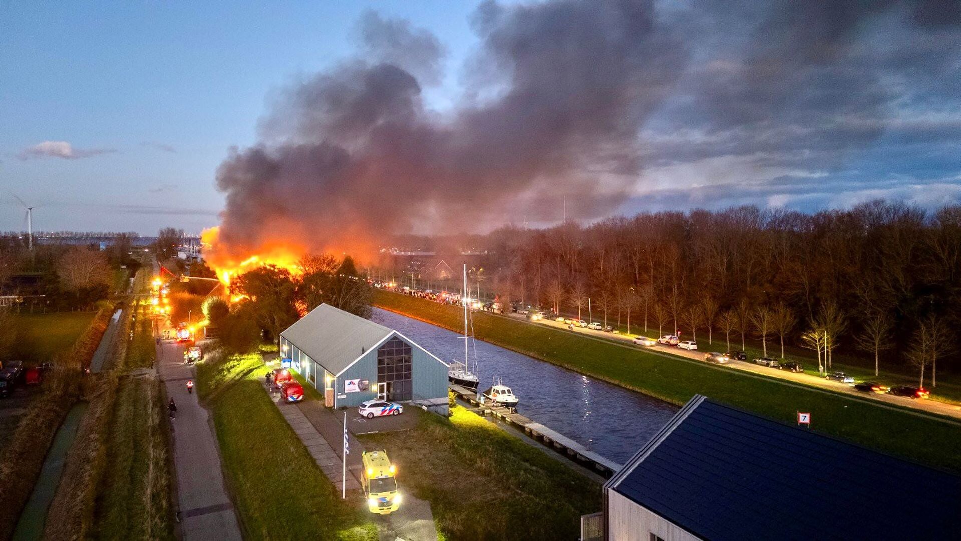 Grote brand verwoest leegstaande zeilmakerij aan Westhavendijk