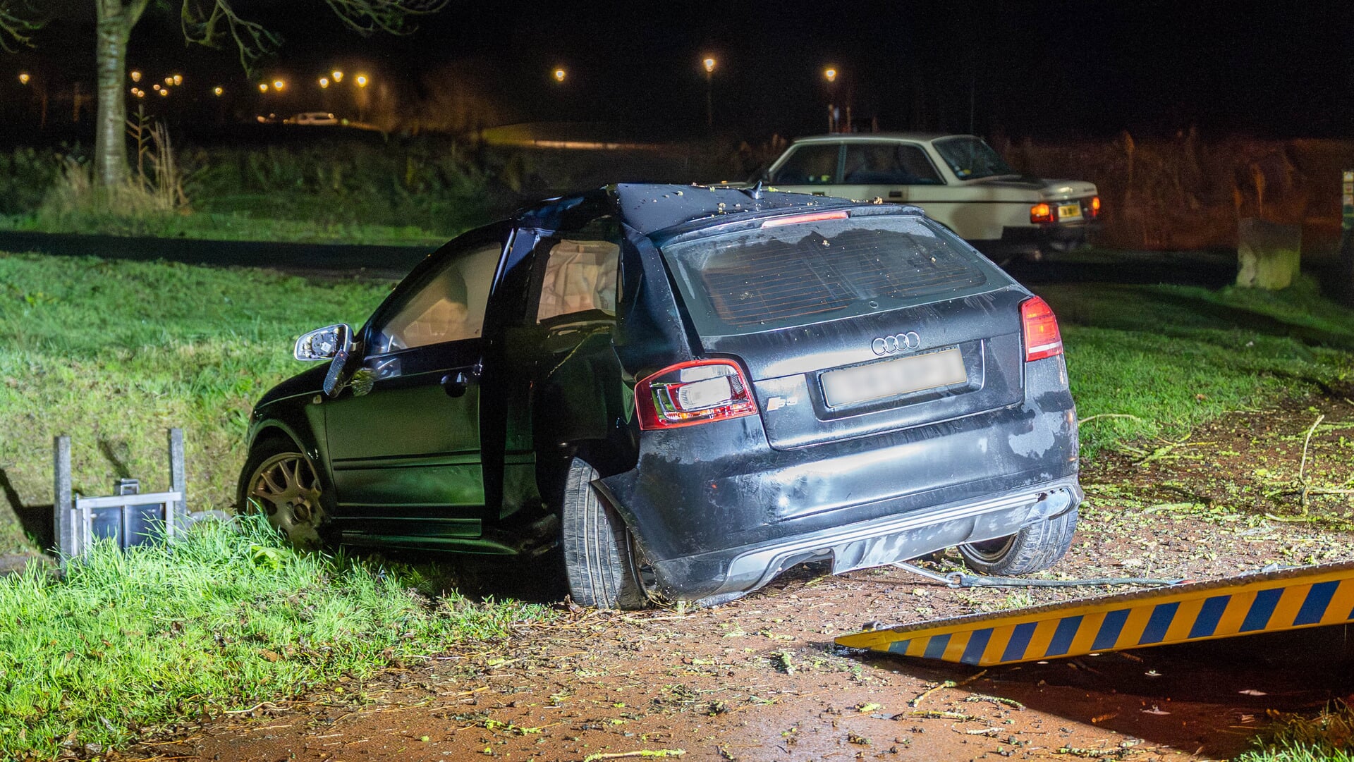 Auto botst tegen boom op Industrieweg in Middelharnis