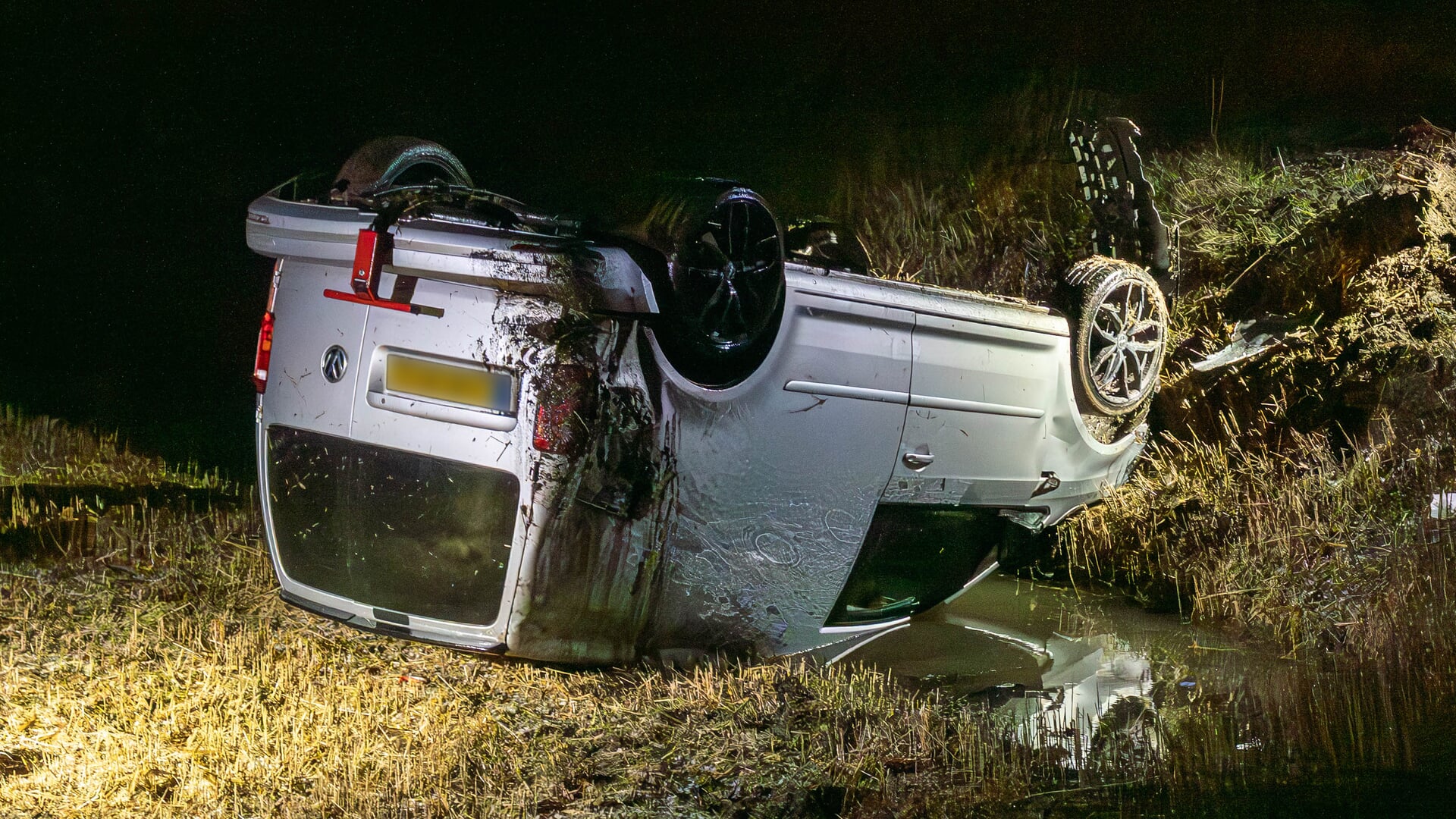 Bestelbus belandt in sloot door gladheid