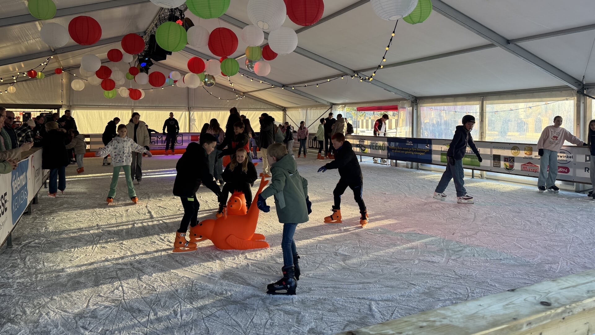 Schaatsplezier en winterse gezelligheid bij IJsbaan Ouddorp Duin