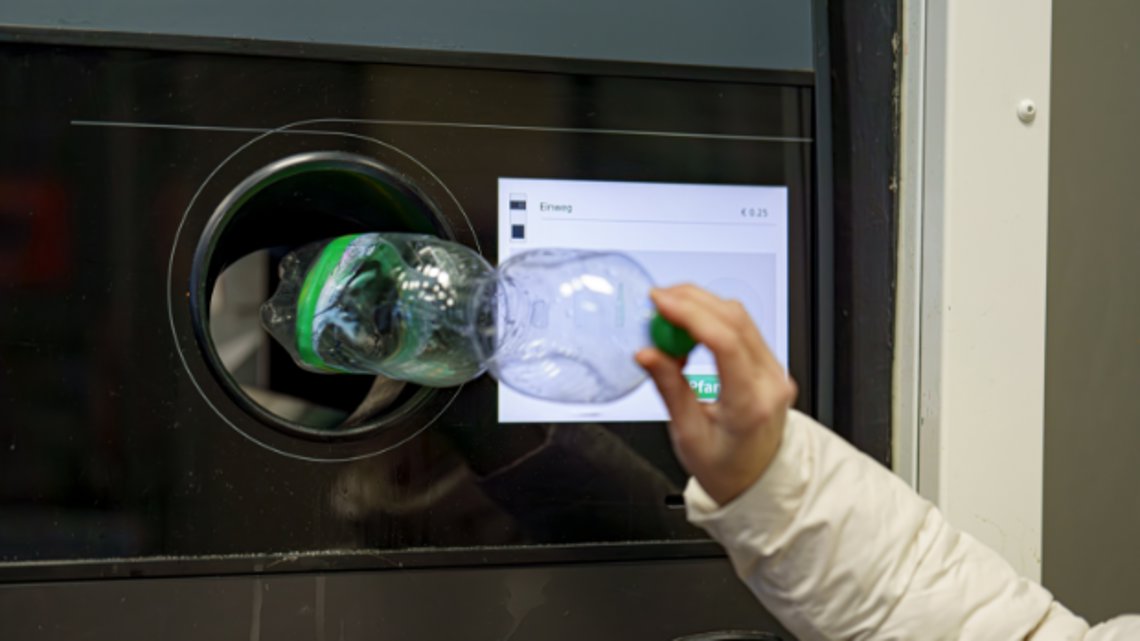 Jeugdvereniging houdt legeflessenactie voor Stichting Ontmoeting