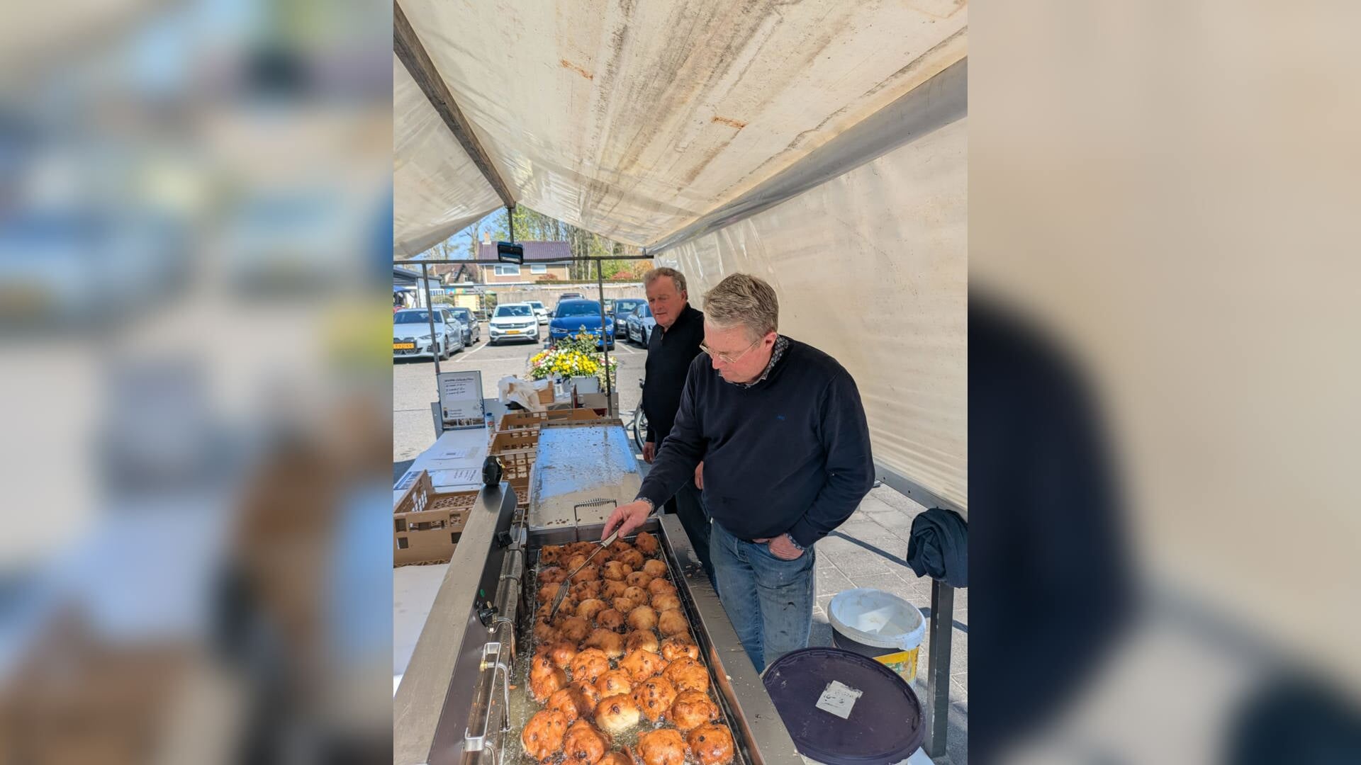 Mannenkoor bakt oliebollen bij Jumbo in Ouddorp