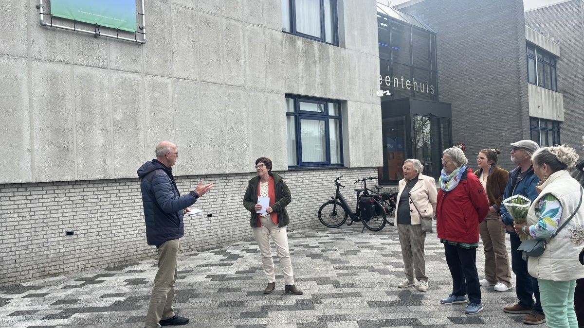 Gedicht van Rob Haster op gevel gemeentehuis